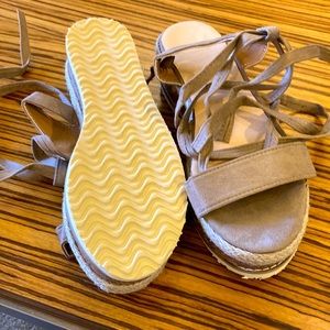 Great espadrilles tie up on ankle